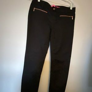 Black sateen low rise jegging.